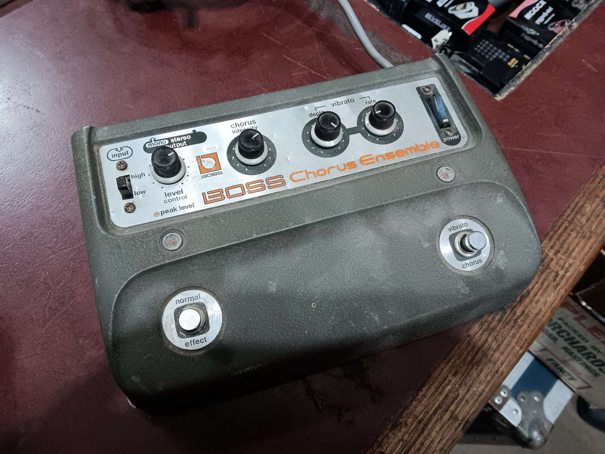 BOSS 　CE-1 Boss CE-1 Compared to the UA Brigade and NI Guitar Rig Ensemble