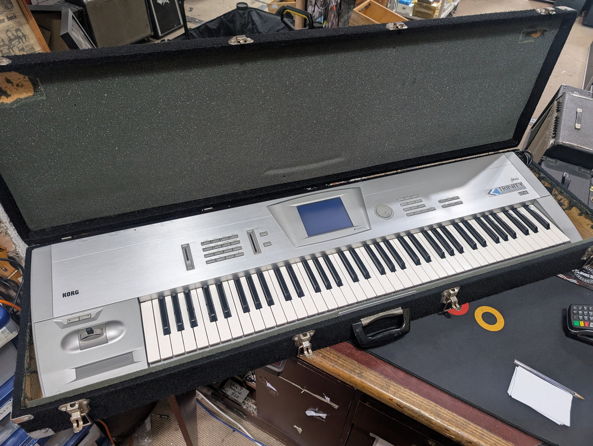 KORG TRINITY Pro シンセサイザー　ハードケース付属 D044M016○KORG コルグ TRINITY Pro シンセサイザー ハード
