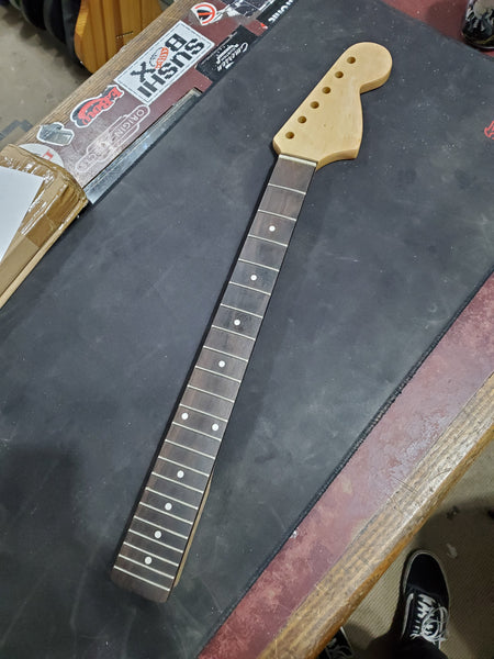 Unbranded - Jaguar Neck