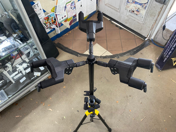 Hercules - Auto Grip Triple Guitar Stand