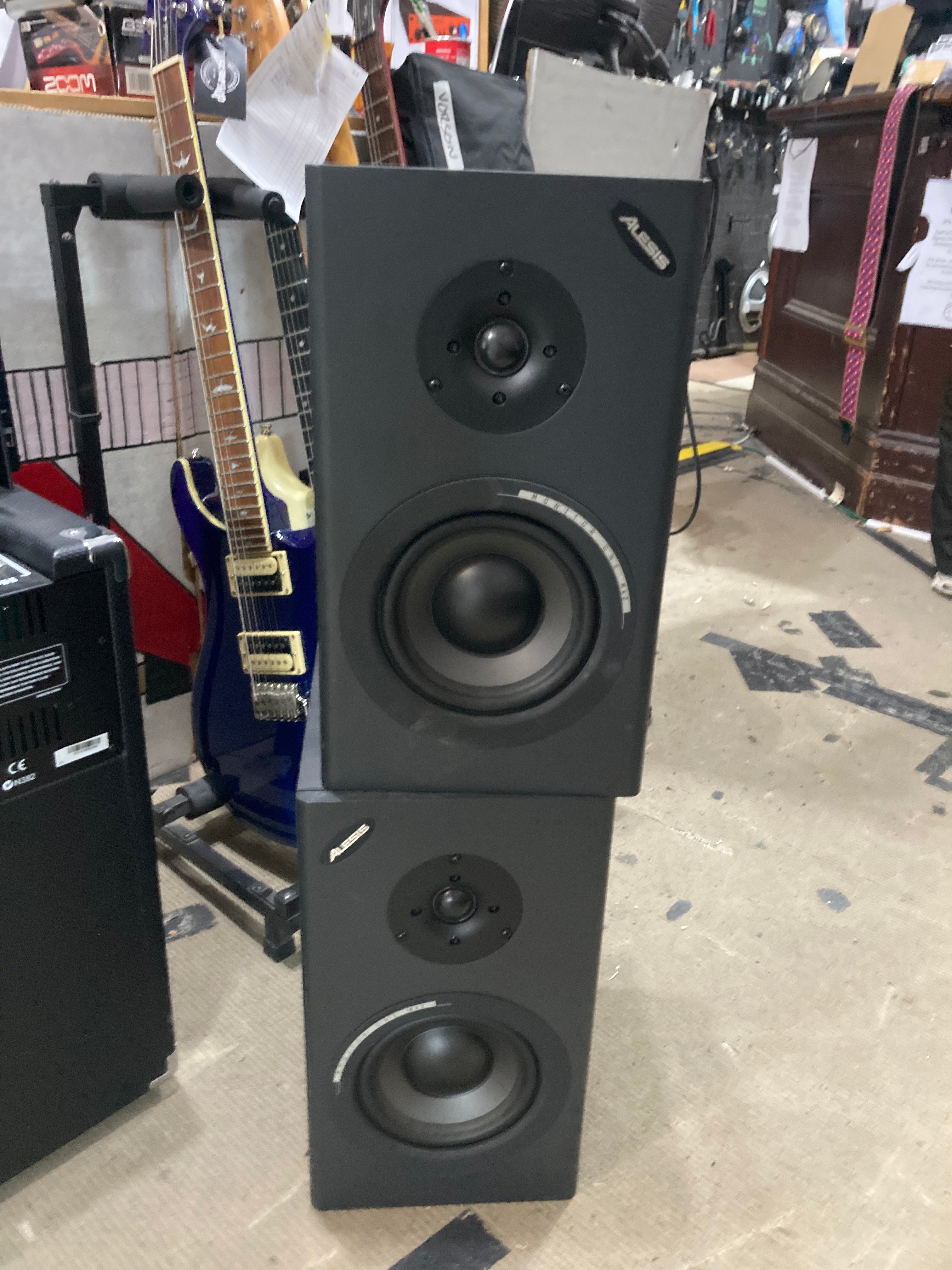 ALESIS / Monitor One Mk2 モニタースピーカー ペア 雨だからこそ出来る事～ALESIS MONITOR ONE MK2編～ : My Life