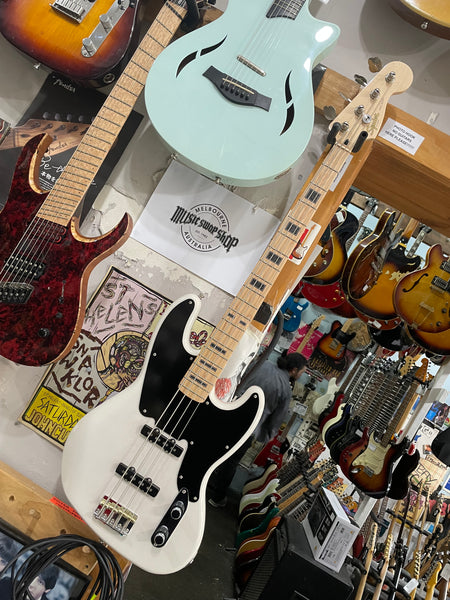 Squier - Paranormal Jazz Bass