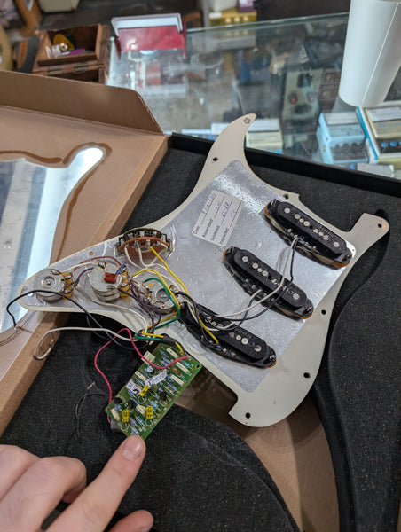 Fender - Noiseless Loaded Guard  / Clapton Mid Boost