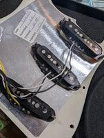 Fender - Noiseless Loaded Guard  / Clapton Mid Boost