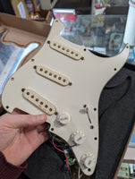 Fender - Noiseless Loaded Guard  / Clapton Mid Boost